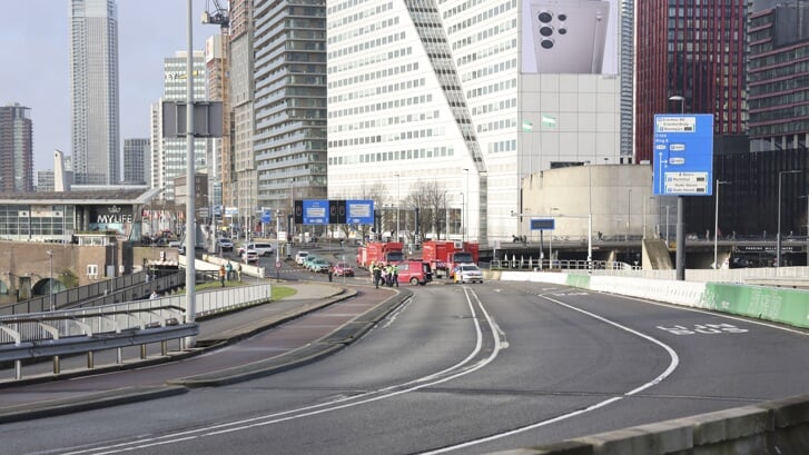 De Willemsburg was vanochtend na de aanvaring afgesloten voor het verkeer. Foto: AS Media