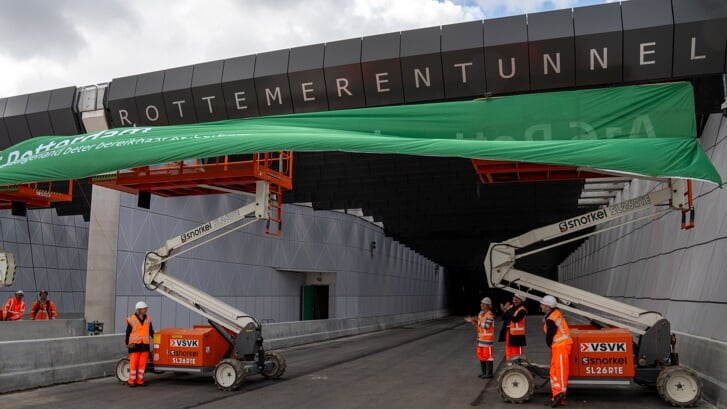 Boven de tunnelingang A16 is de naam ‘Rottemerentunnel’ onthuld. De A16 Rotterdam is de nieuwe verbinding tussen de snelweg A16 en A20 bij het Terbregseplein en de snelweg A13 bij Rotterdam The Hague Airport. Foto: Sjaak Boot Photography