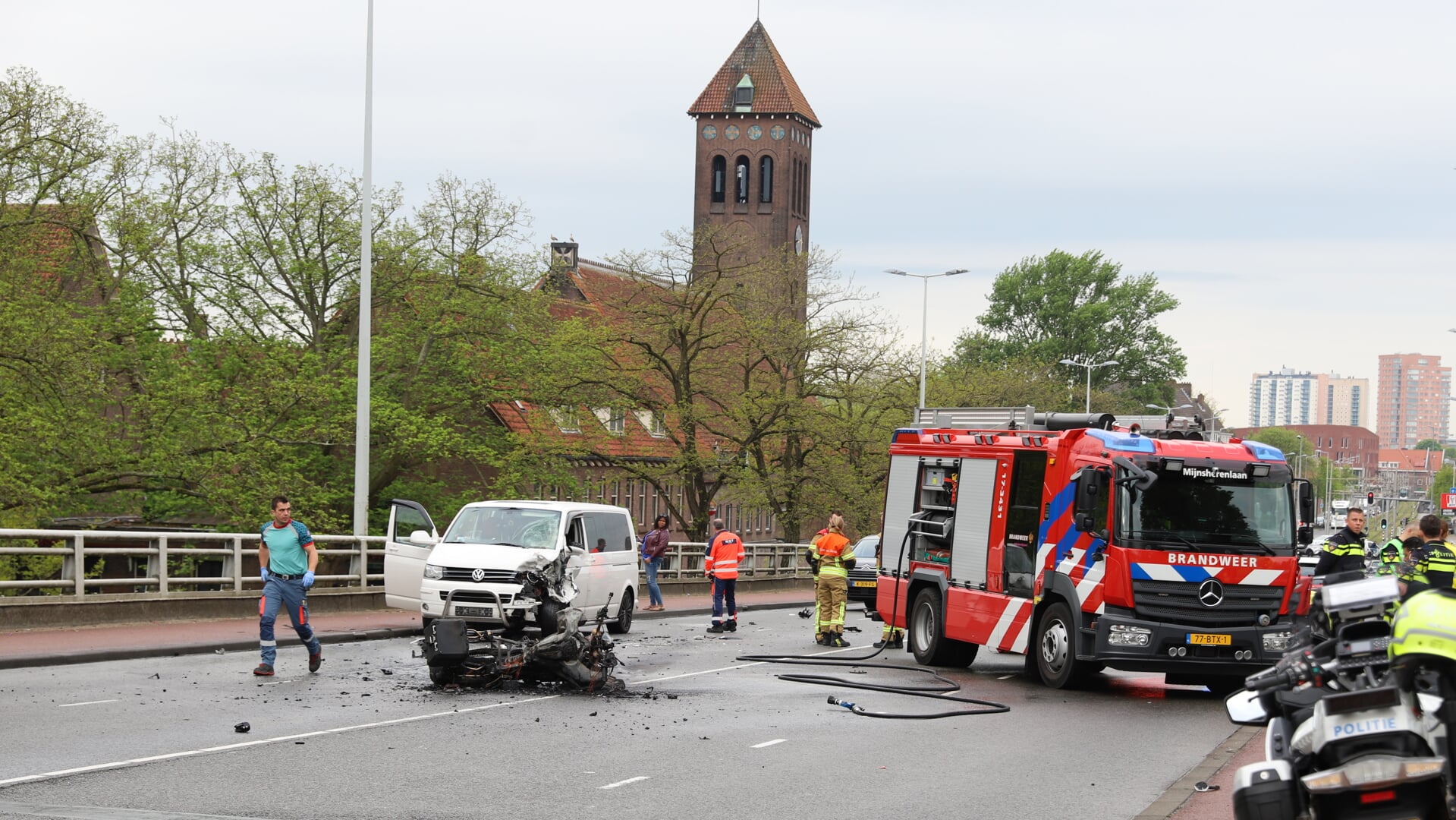 Na het ongeval vloog de motor in brand, deze is door de brandweer geblust. Foto: Spa-Media