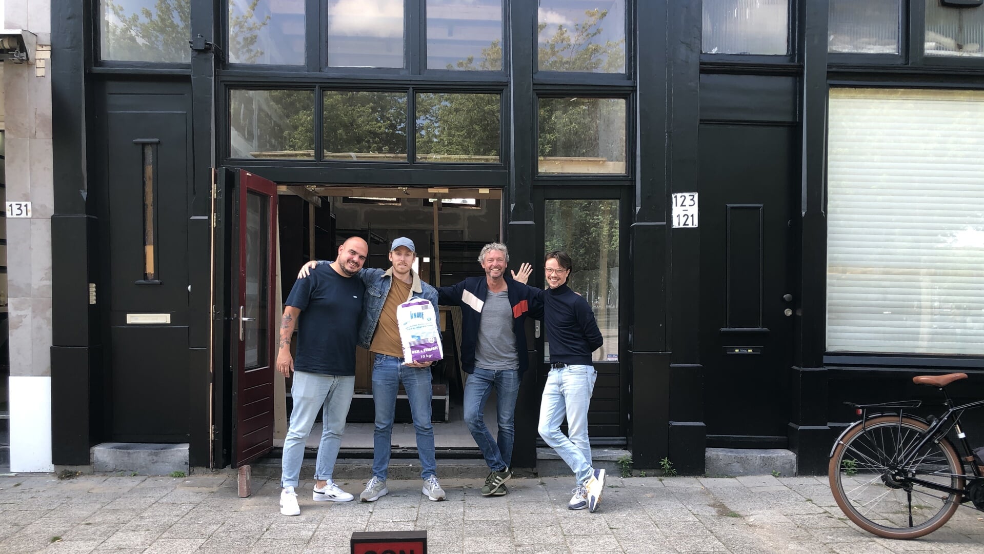 Dave Heijnen, Frankie Dros, Ron de Jong en Eelco Straathof bij Containerbar Noord.