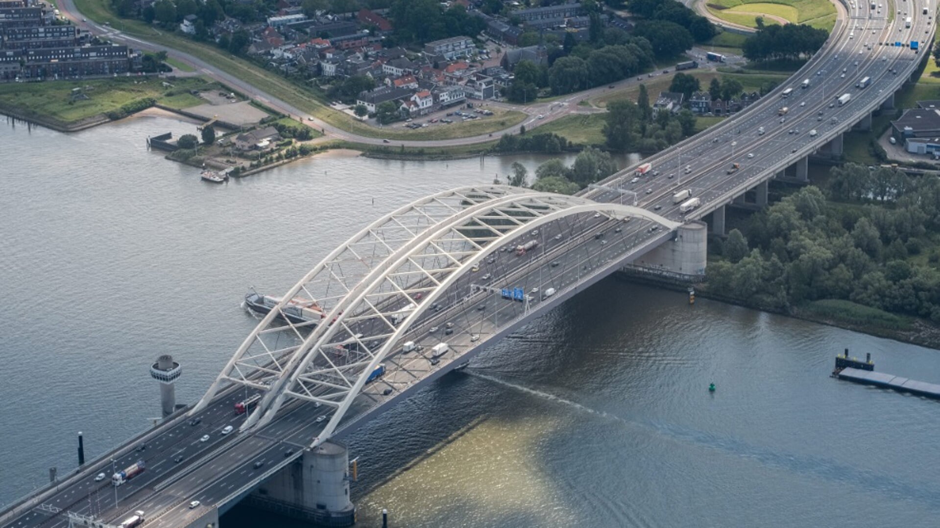 De Van Brienenoordbrug is er niet best aan toe. Foto: Rijkswaterstaat