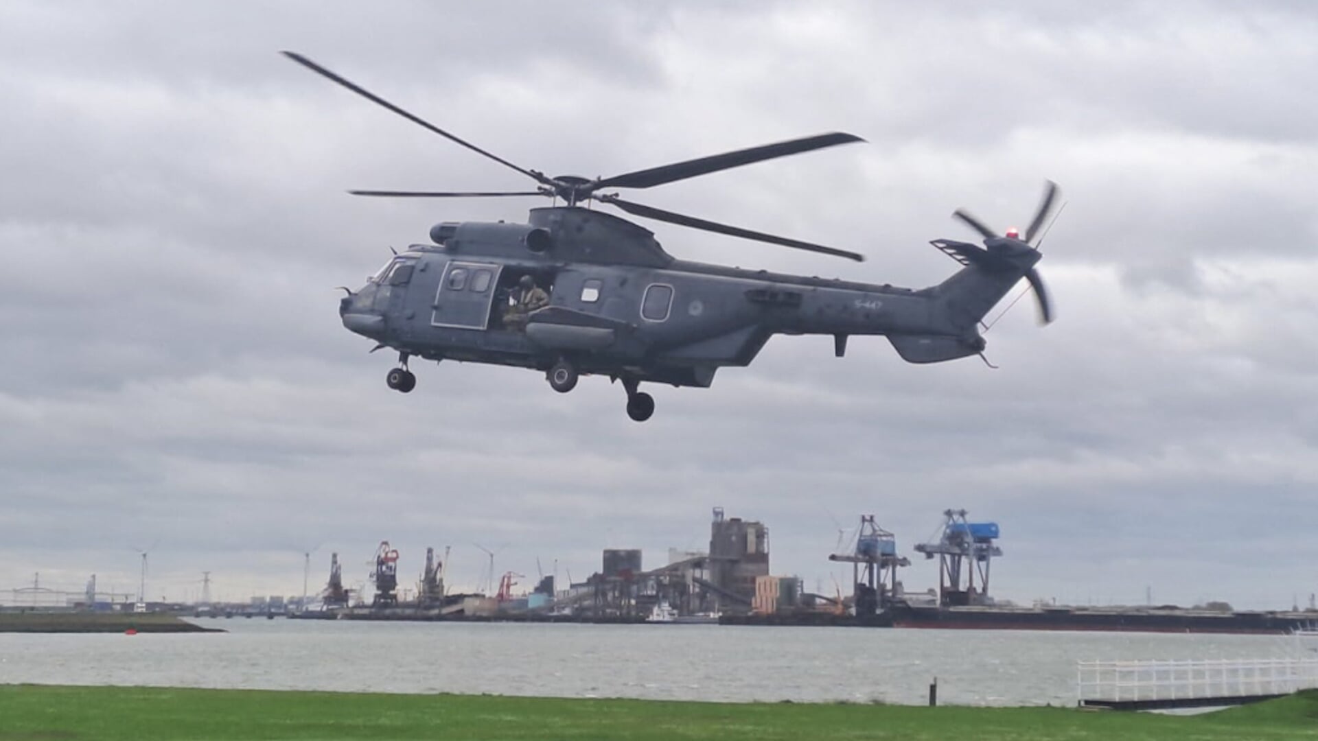 Onder andere deze helikopter van Defensie heeft vorige week al geoefend in Hoek van Holland in verband met de grote oefening Port Defender in het Rotterdamse havengebied die van 15 tot 17 april duurt. Foto: FlashphotoNL