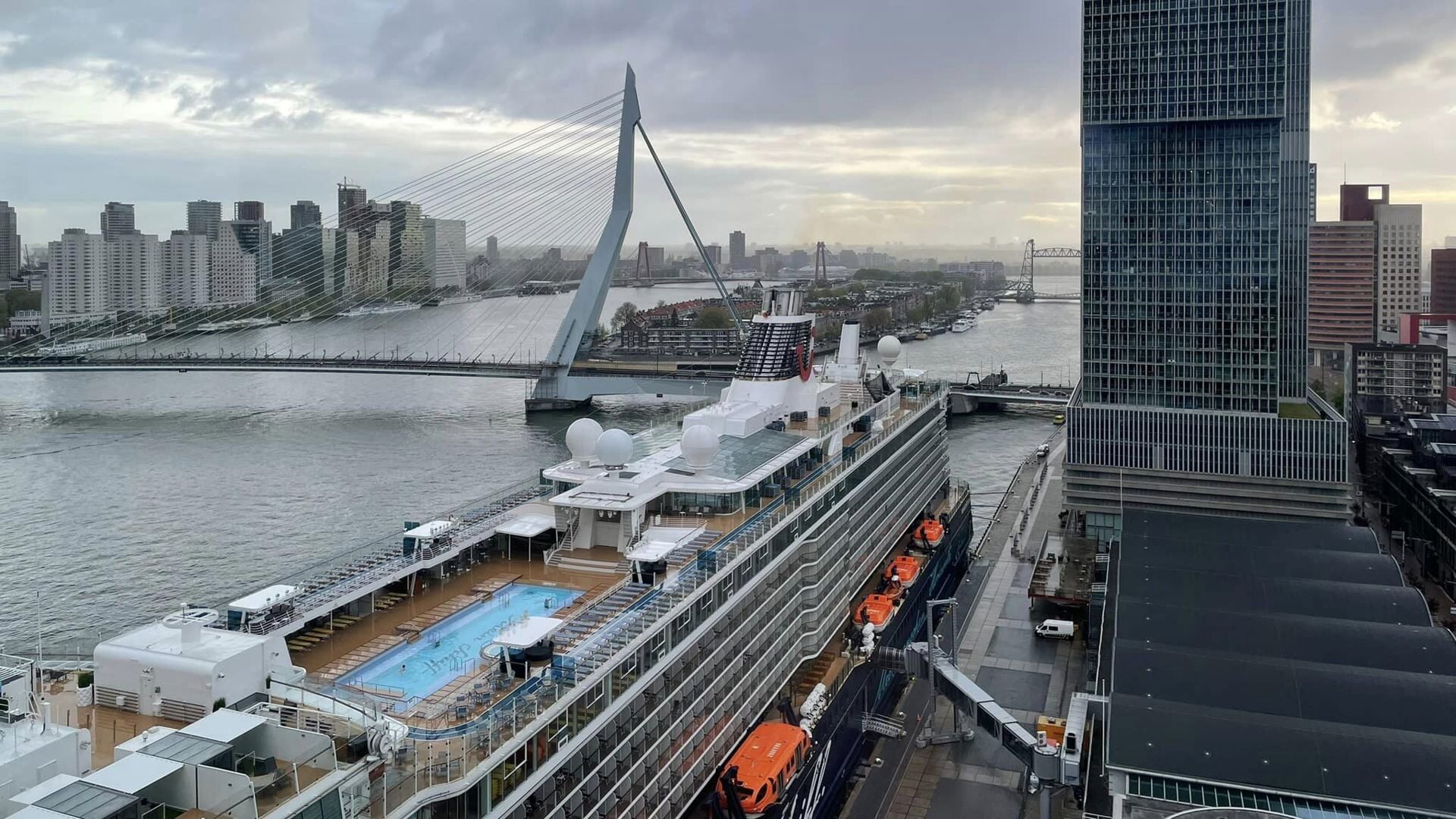 Cruiseschip Mein Schiff 3 aan de Rotterdamse kade. Foto: Maris Heemskerk