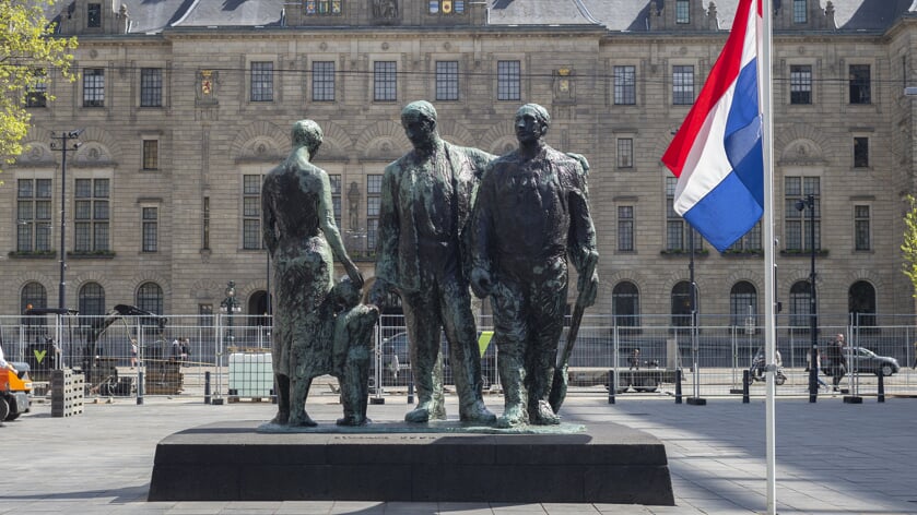 Naast het Monument 'voor alle gevallenen 1940-1945 op het Stadhuisplein hangt de vlag halfstok. Opname van 4 mei 2022. Foto: Tim van der Post / Stadsarchief Rotterdam 