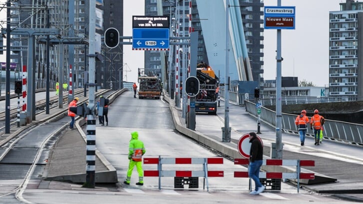 Gisteren ging de brug om 20.00 uur voor het eerst 's avonds dicht. Foto: Nieuws op Beeld