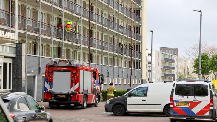 Bij aankomst van de politie bleek dat er meerdere personen naar beneden waren gesprongen via de achterkant van de flat. Foto: Nieuws op Beeld