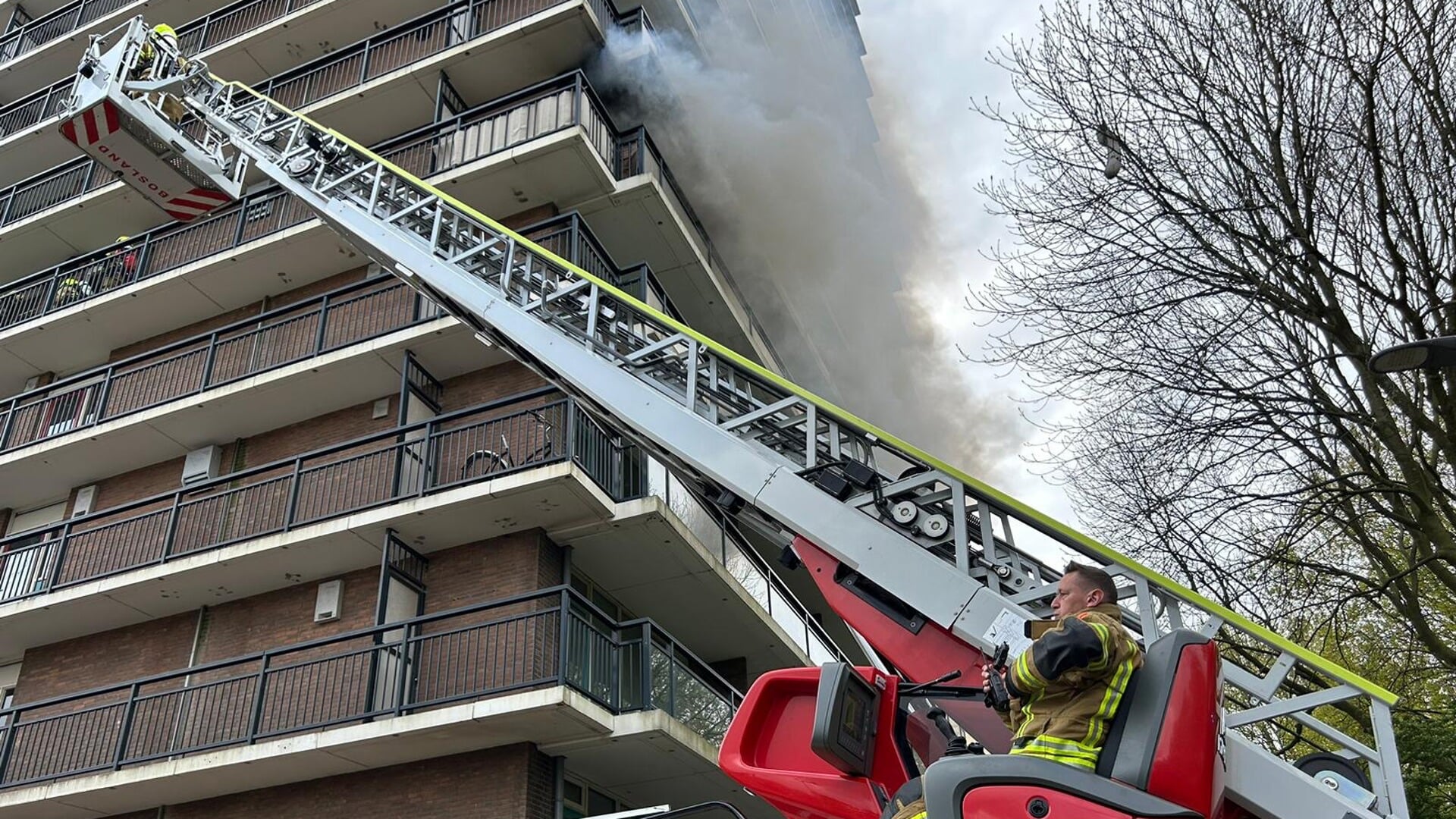 In de flatwoning op de 5e etage woedde een uitslaande brand. Foto: bewoner