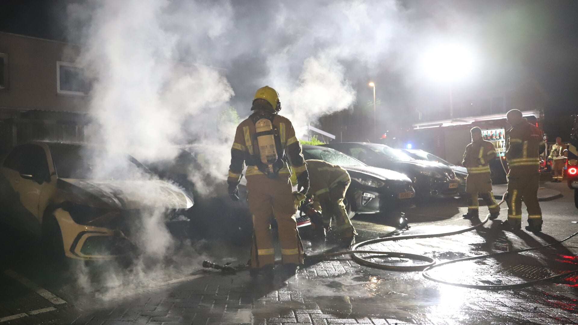 Door de felle brand vatte een auto die er naast stond ook vlam. Foto: Spa-Media