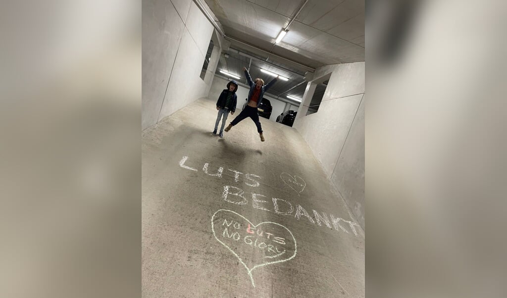 Neighborhood children surprise Lutsharel Geertruida when returning home in parking garage – Advertising Rotterdam |  The Havenloods