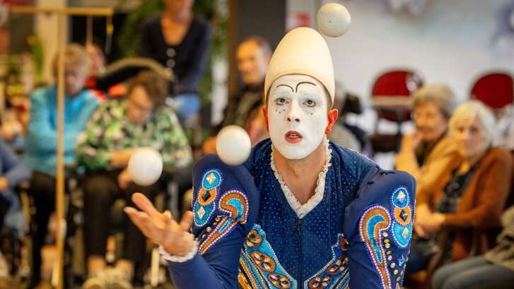 Circus in de wijk, cultuurprogramma voor ouderen in Prins Alexander. Betoverende Pierrot, voorstelling van Ralf Öllinger. Foto: Eric Fecken