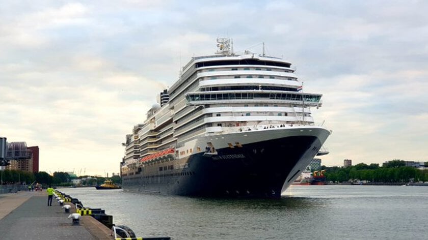 Het cruiseschip ms Nieuw Statendam (HAL) ligt op 21 april aan de kade in Rotterdam. Foto: CPR