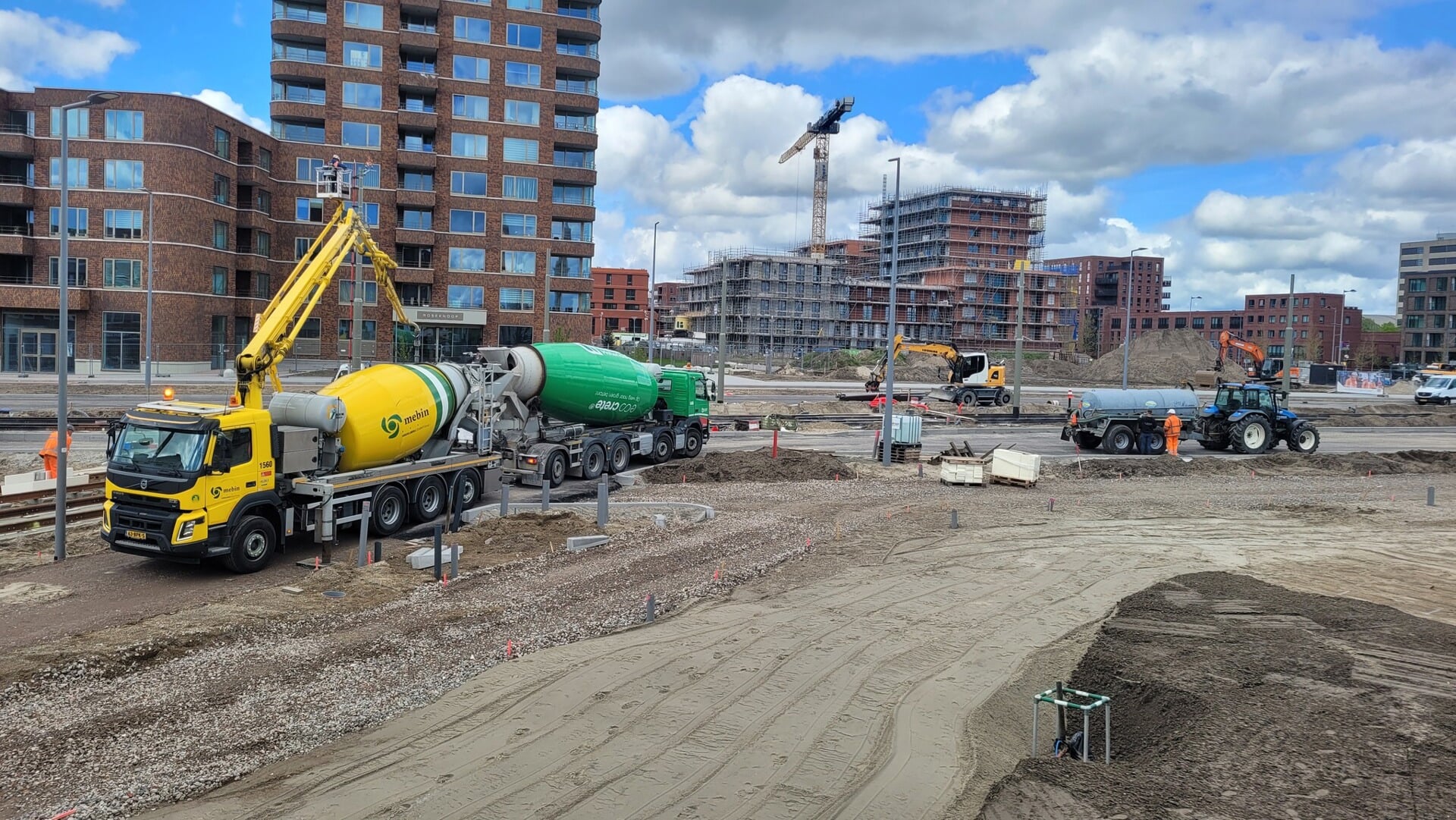 Afgelopen week werd er beton gestort voor de nieuwe tramrails. Foto: Roseknoop