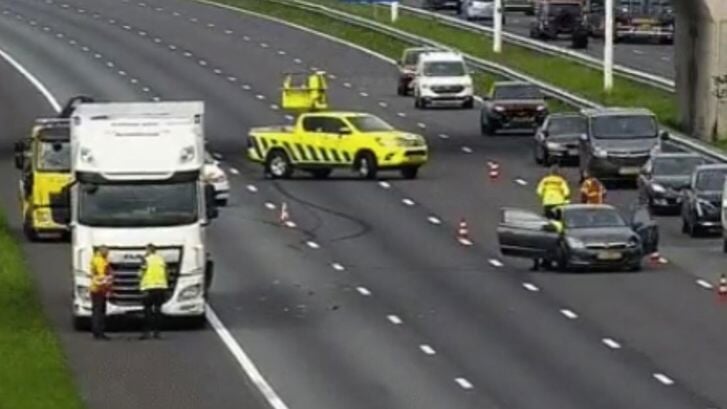 Vanwege een ongeval tussen een vrachtwagen en twee personenauto's was de A15 vanochtend grotendeels dicht. Foto: RWS