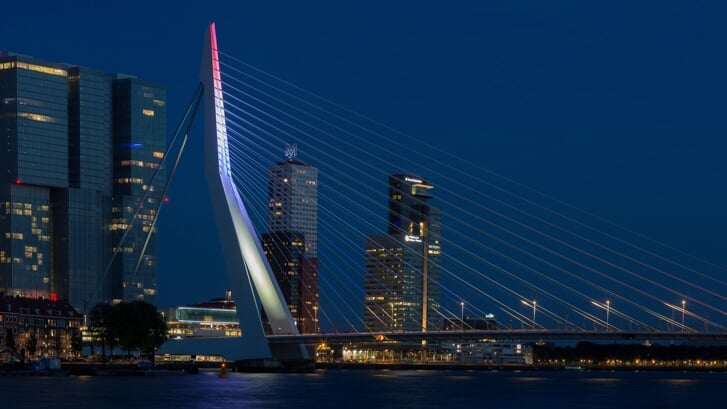 Morgen is de Erasmusbrug rood-wit-blauw verlicht. Foto: Eric Fecken/Gemeente Rotterdam