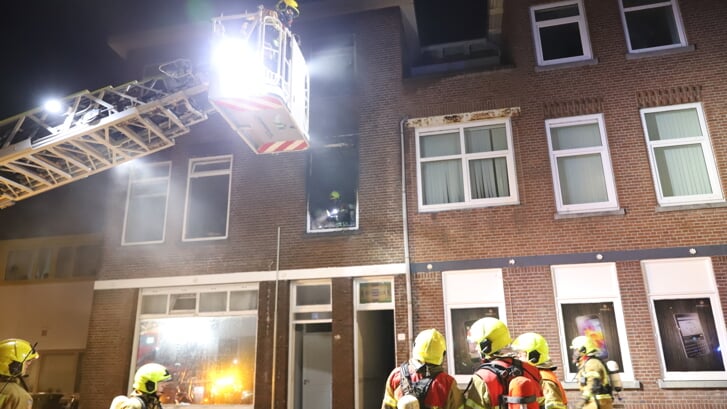 Twee personen in het huis zijn gewond geraakt, van wie zeker één ernstig. Ook raakte een brandweerman lichtgewond. Foto: Spa-Media