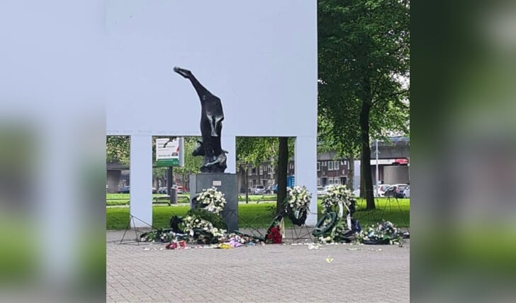 Vernielde bloemenkransen op het Mijnsherenplein bij het monument, foto van afgelopen dinsdag. Vannacht was het dus weer raak. Foto: Politie Rotterdam