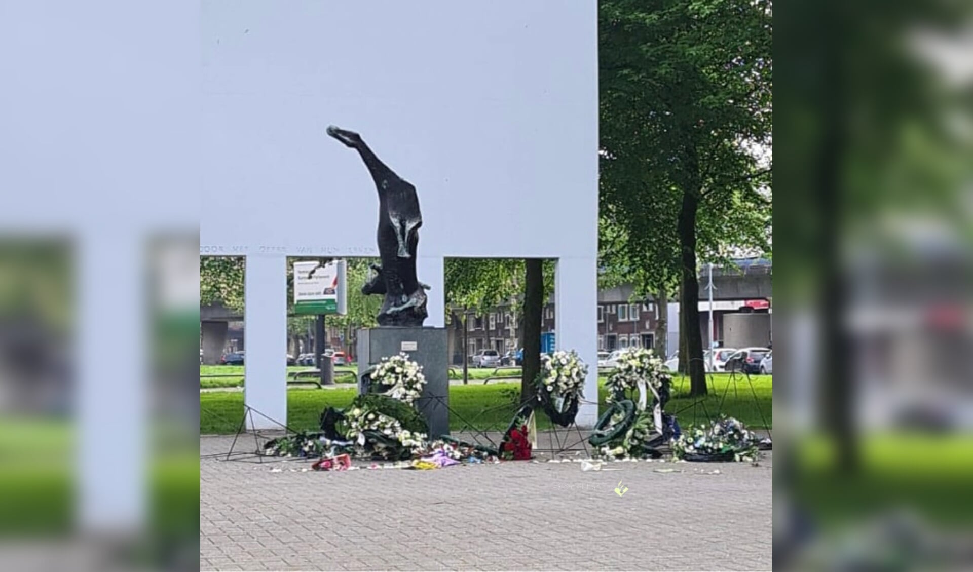 Vernielde bloemenkransen op het Mijnsherenplein bij De Vallende Ruiter. Foto: Politie Rotterdam