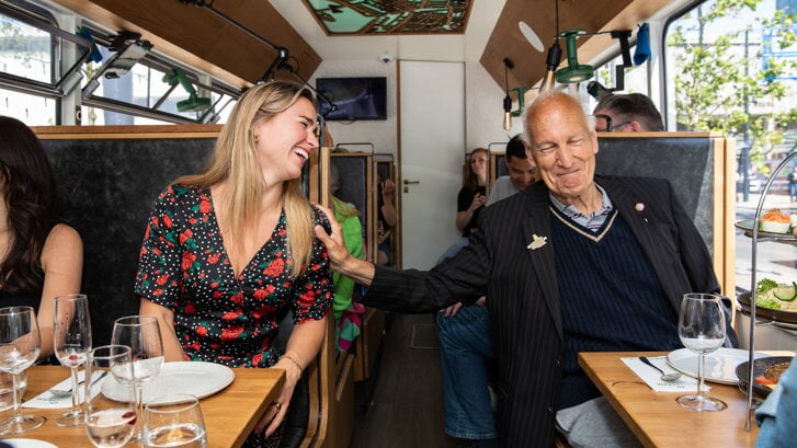  Een eerdere ontmoeting tussen een jongere en een oudere tijdens een uitje met de RotterTram, georganiseerd door UVV en Rotterdamse Helden. Foto: Fleur Beerthuis