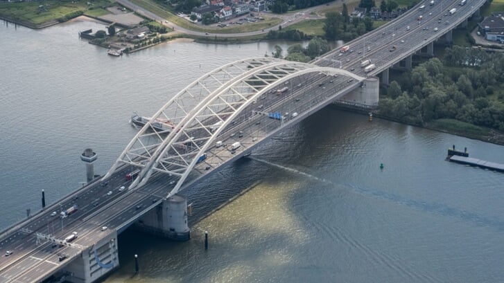 Tijdens de werkzaamheden aan de Van Brienenoordbrug  is de A16 parallelrijbaan tussen knooppunt Ridderkerk en afrit 25 Capelle aan den IJssel afgesloten voor alle verkeer. Foto: Rijkswaterstaat