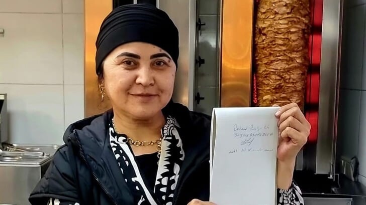  Zeynep Akhmedova van Bakkerij Europa zag haar omzet dalen sinds het verdwijnen van de bushalte bij haar winkel. Foto: Hulya Aydogan