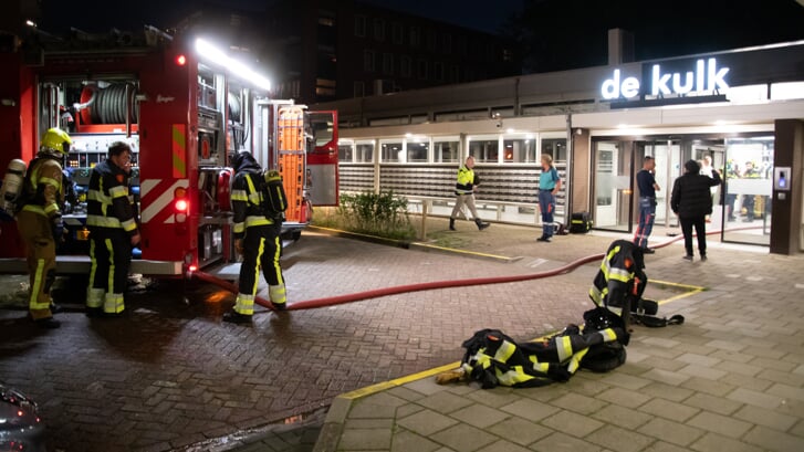 Bij aankomst van de brandweer stond de galerij van het flatgebouw vol met rook. Foto: Nieuws op Beeld