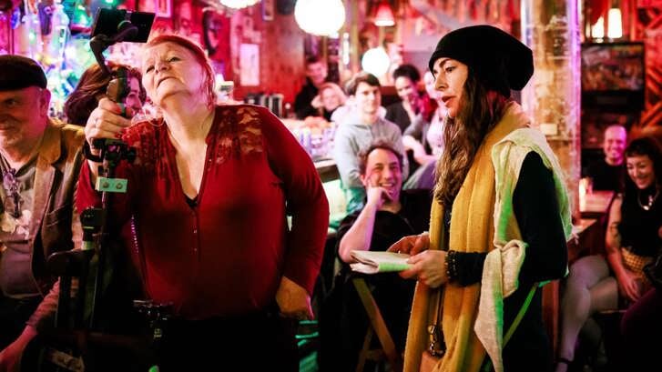 Chantal Arts filmend op haar laatste Poetsclub-avond in Tiki's Bar. Foto: Fred Ernst