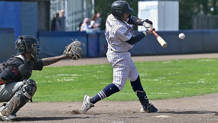 Dwayne Kemp in actie. Foto: Neptunus Baseball and Softball Club Rotterdam / Robert Bos