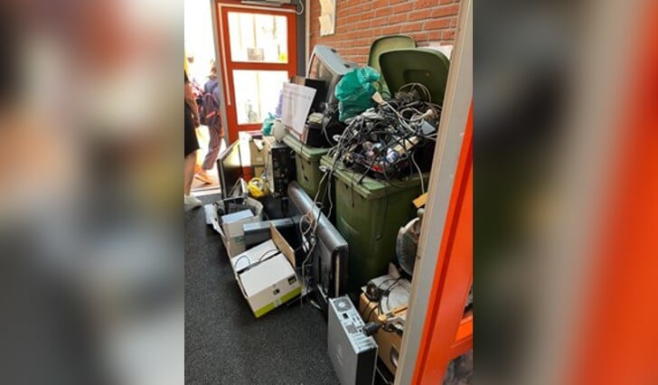 Acht basisscholen uit Rotterdam gaan vier weken lang de strijd aan met elkaar om zoveel mogelijk oude en soms kapotte elektronische apparaten (ook wel e-waste genoemd) goed gescheiden in te zamelen. Foto: pr