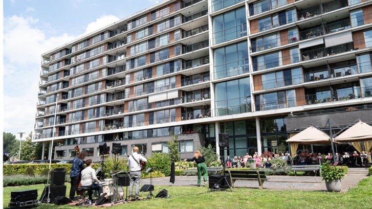 Ook dit jaar zijn er in de zomer 50 concerten voor Rotterdamse ouderen. Een concert van Zomer Serenades bij Te Hoogerbrugge in Ommoord. Foto: Hans Tak