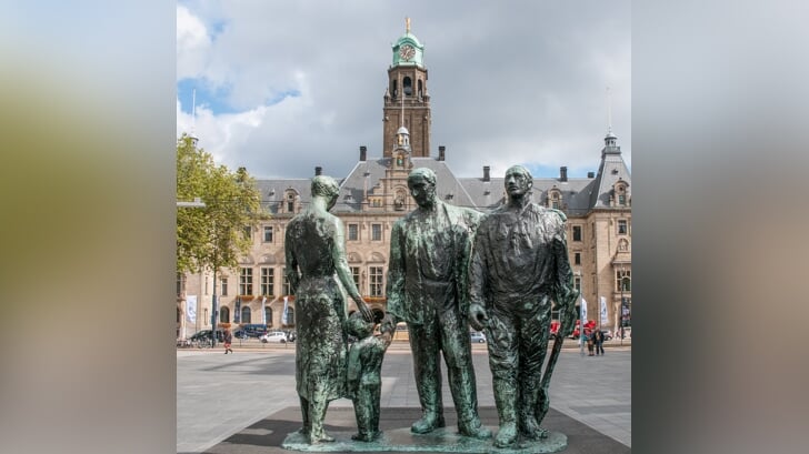 Op het Stadhuisplein waar om 20.00 uur twee minuten stilte worden gehouden. Foto: Joep Boute