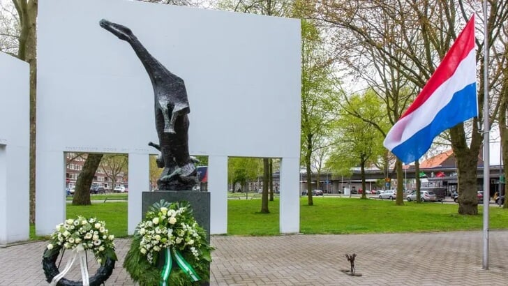 Bij De Vallende Ruiter aan de Mijnsherenlaan begint om 19.15 uur een kranslegging. Om 20.00 uur is iedereen twee minuten stil. Foto: Gemeente Rotterdam