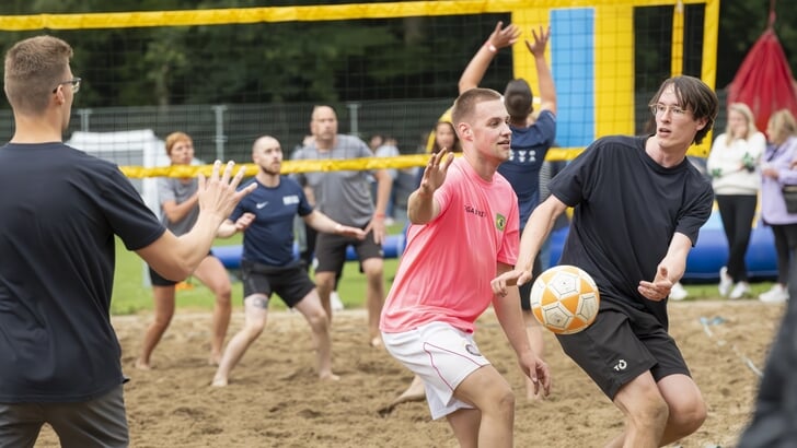 De teams gaan Beachvoetballen, Beachvolleyballen en Beachkorfballen op het Beachcourt van het sportcomplex Botreep 10 in Hoogvliet.  Foto: Wendy Blauw / Nikantes