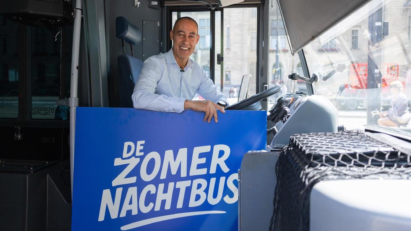 Wethouder Said Kasmi vorige week tijdens de presentatie van de Zomernachtbus. Foto: Gemeente Rotterdam