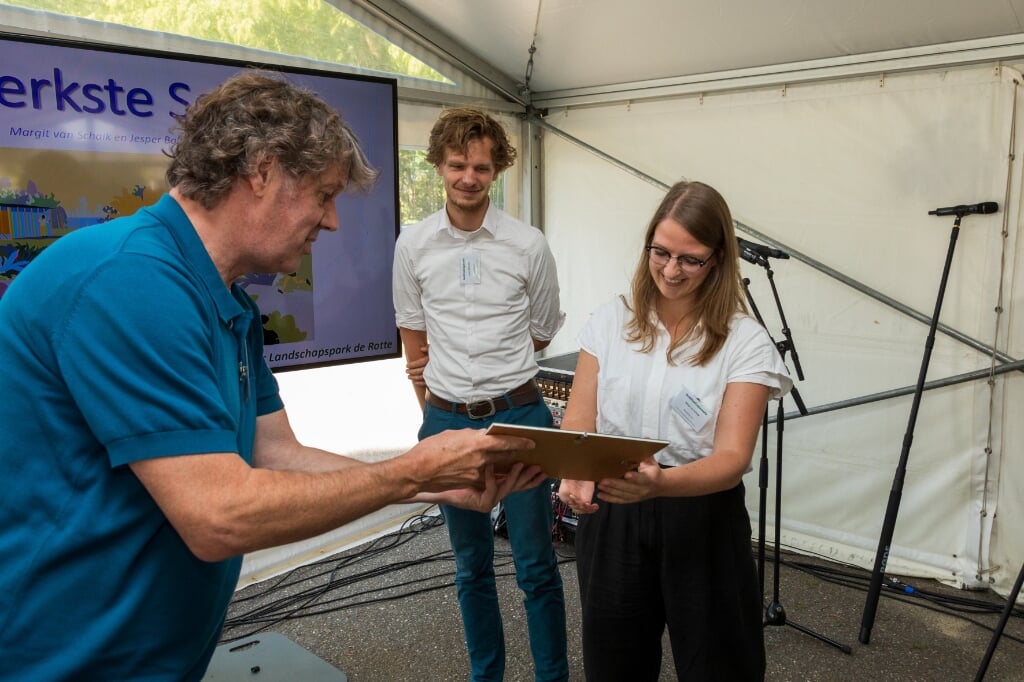 De winnende initiatiefnemers, Margit en Jesper, gaan met Stichting Plezierrivier de Rotte aan de slag om 'De Sterkste Schakel' in de Poort van Noord te realiseren. Foto: Vincent van Hoven