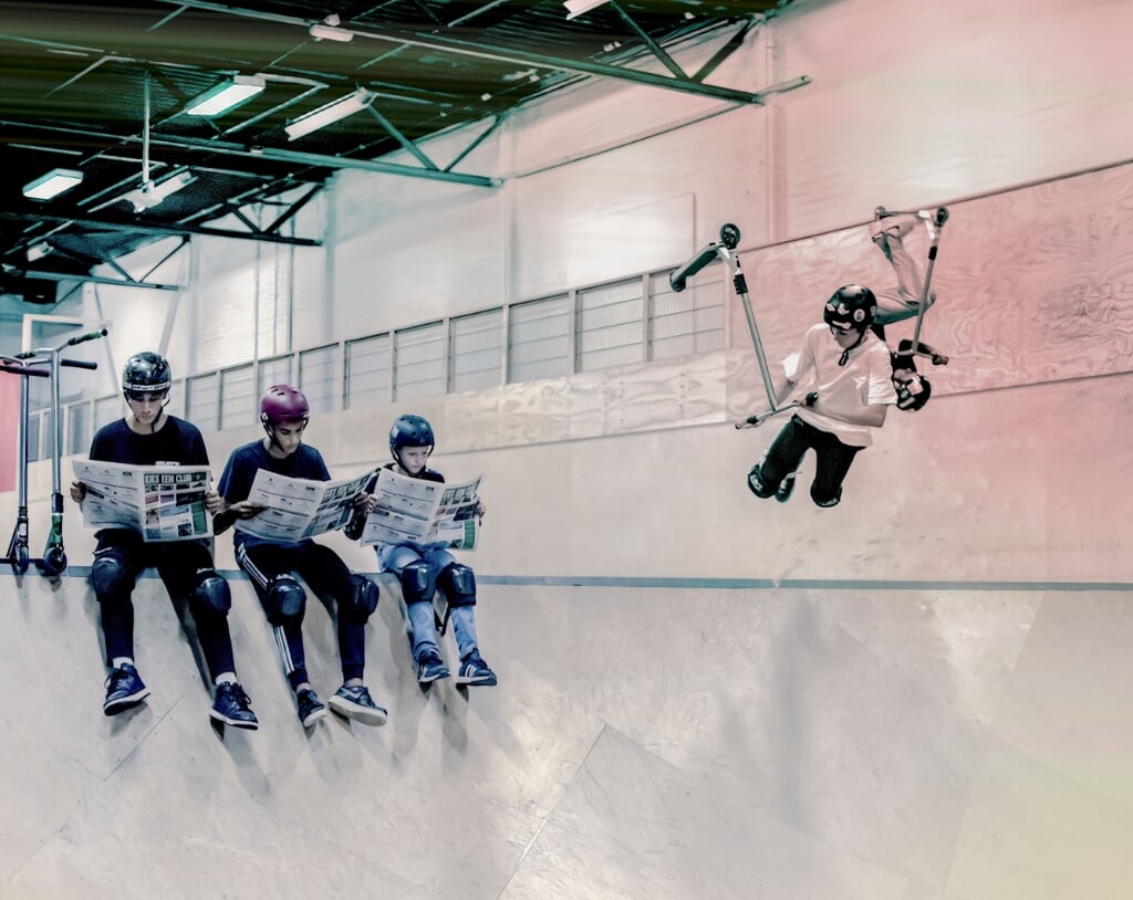 Salto's en spectaculaire sprongen in Skateland, én de 'Kieseenclub'-krant lezen. Foto: Parisa Akbarzadehpoladi