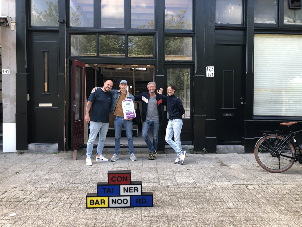 Dave Heijnen, Frankie Dros, Ron de Jong en Eelco Straathof bij Containerbar Noord. Foto: Containerbar Noord
