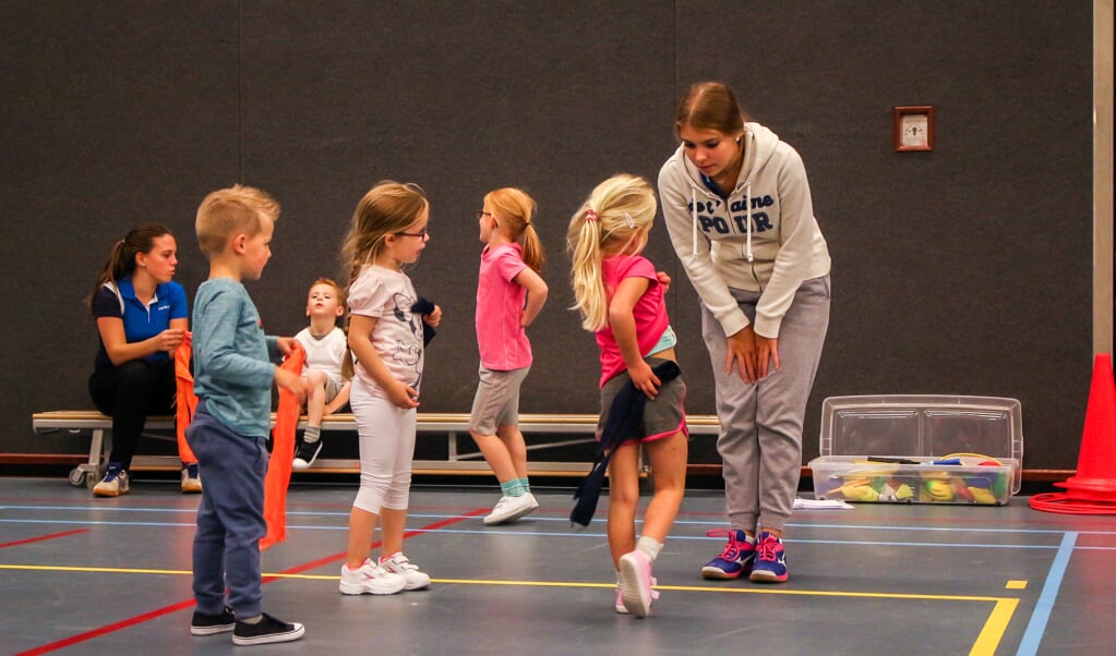 De mini’s luisteren aandachtig naar Sanne