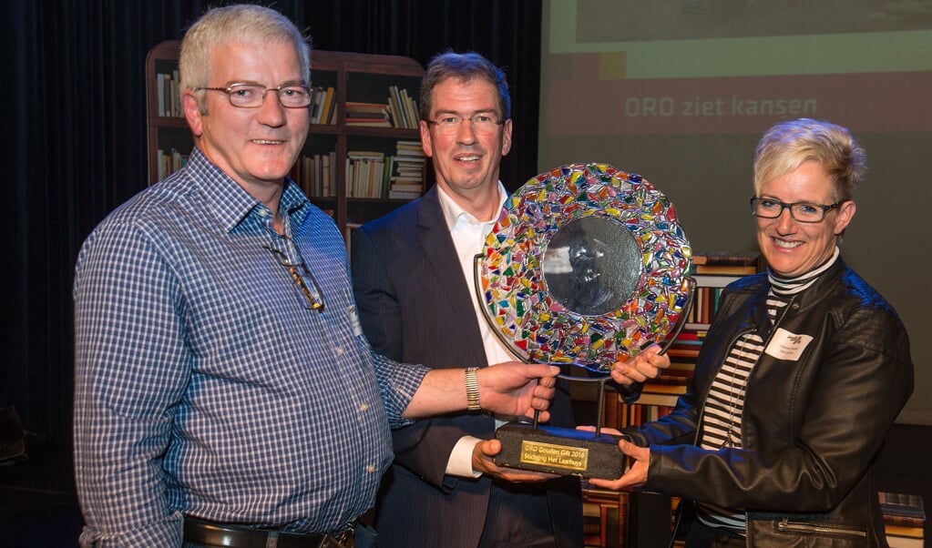 Jolanda Verbakel en Pieter Beniers van Stichting Het Laarhuys nemen de Gouden Gift van ORO in ontvangst