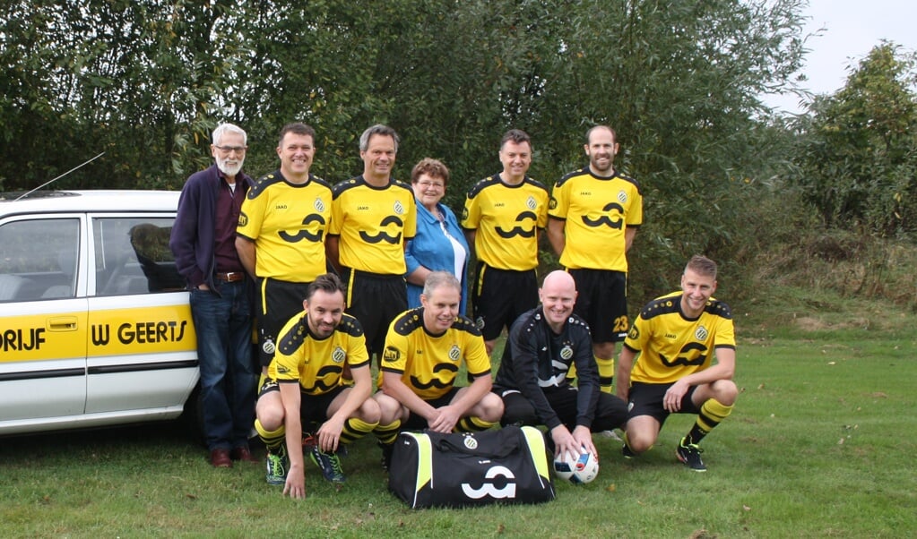 Het team van FC Geerts in 2016, met dezelfde sponsor