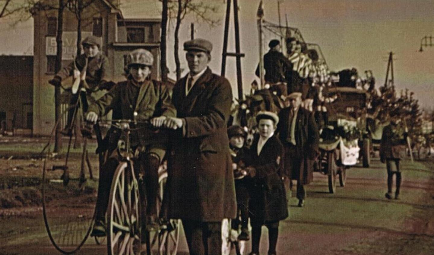 Optocht bij de inhuldiging van burgemeester Mostermans in 1933 met op de achtergrond de eerste fabriek van Bavaria