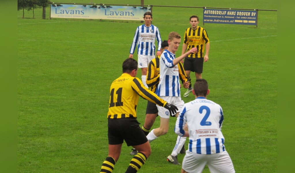 Stijn Donkers in duel om de bal. Op de achtergrond Willem Slegers. Stan Kastelijn (2) volgt het van nabij