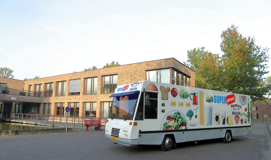 De rijdende Super Sociaal winkel is tijdelijk niet beschikbaar. woCom heeft hulp aangeboden om boodschappen thuis te bezorgen