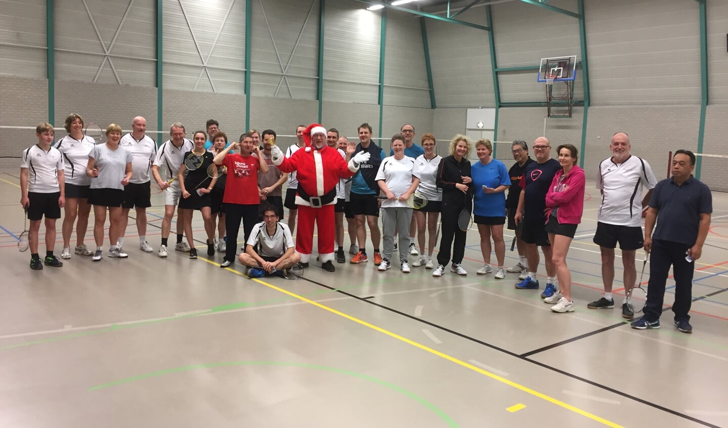 Kerstman Frans Biemans (in Kerstmanpak, midden) tussen de senioren van Badminton Club Lieshout