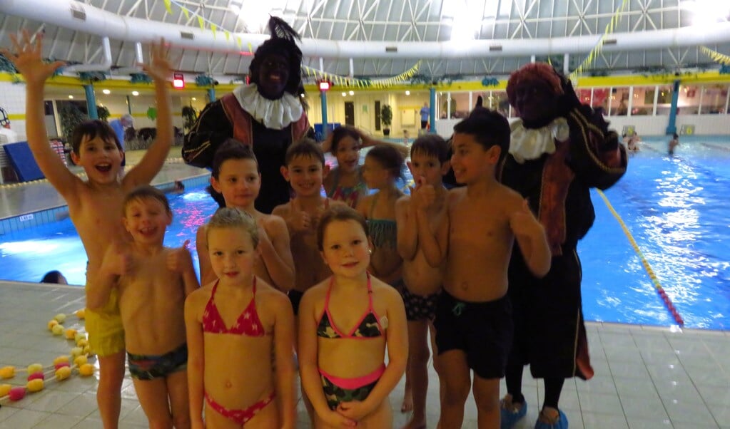 Zwarte Pieten bij de zwemvereniging