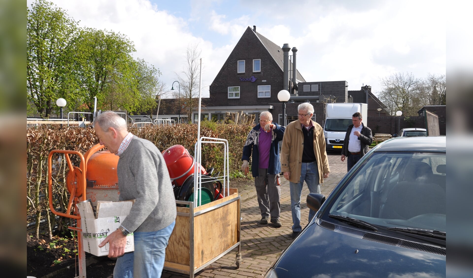 Leden van de harmonie zamelen elk jaar oudijzer in.