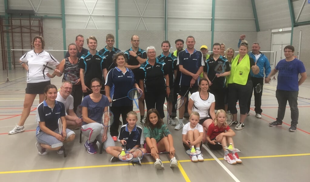 De verzamelde deelnemers aan de pouleactiviteit van Badminton Club Lieshout