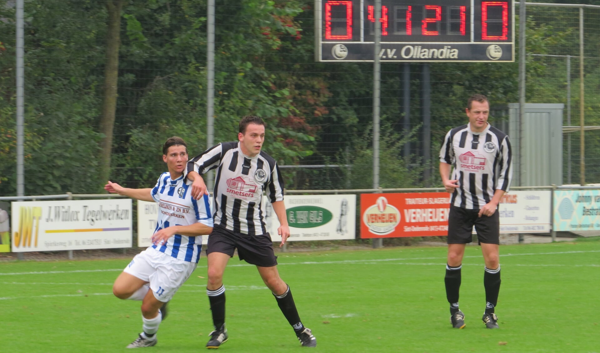 Willem Slegers fel in duel met een Ollandia-verdediger juist voor de 0-1