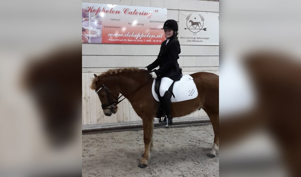 Nienke Hendriks met haar pony 'Orlando'