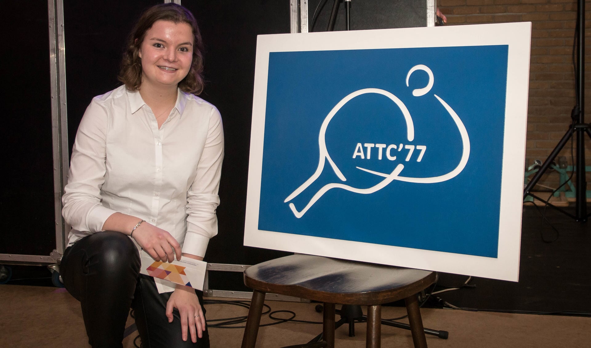 Dorette van den Elsen met het nieuwe logo van ATTC'77