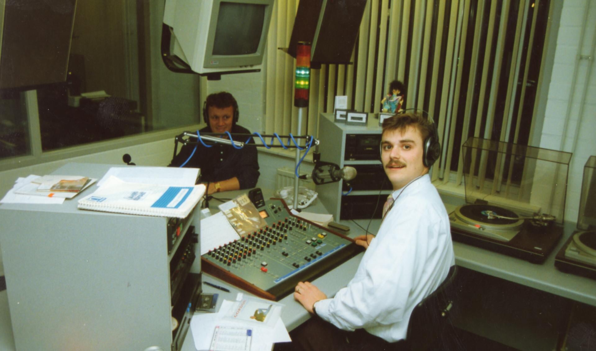 Wim Faassen (l) en Antoine Barten bezig met een uitzending (1993)